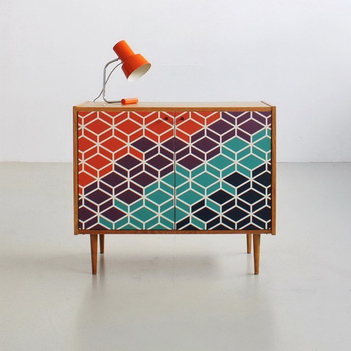 Meuble de style Mid-Century avec motif géométrique peint à la main, style vintage coloré des années 1960