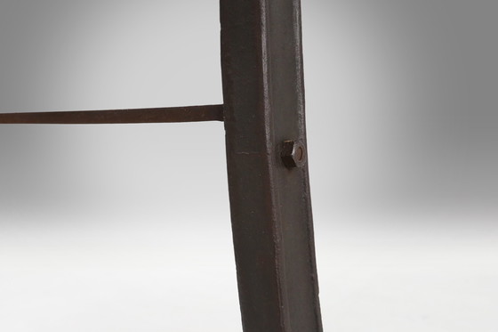 Image 1 of Industriële bar / bistro tafel met gietijzeren poten en houten blad, België 1920