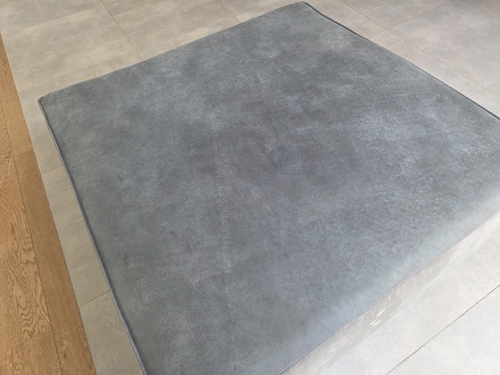 Image 1 of Grote leren poef/hocker in grijs/jeansblauw leder.