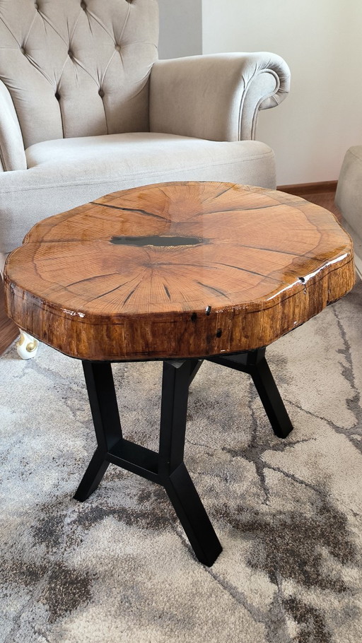 Table basse artisanale en bois d'orme : résine époxy noire, mobilier rustique moderne