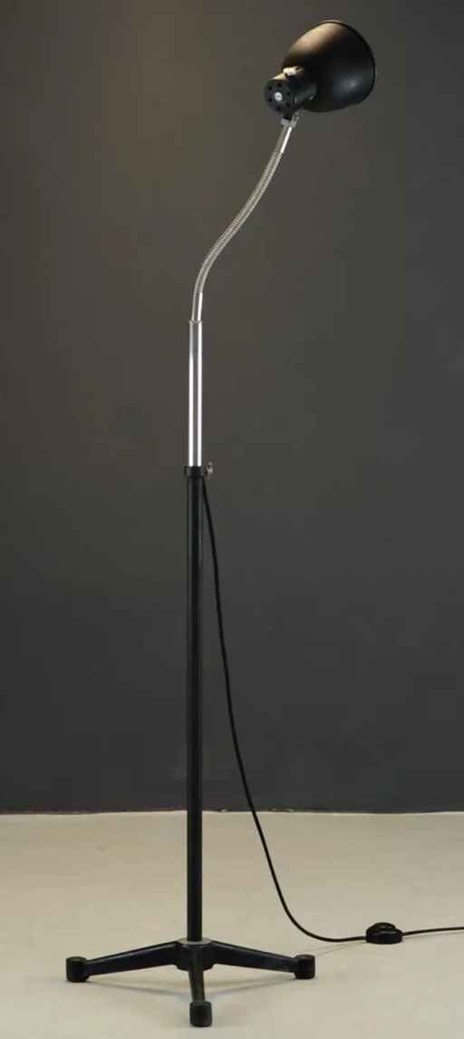 Hala Zeist industriële werkplaatsvloerlamp van H. Busquet