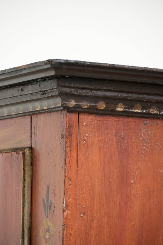 Einzigartiger antiker österreichischer handbemalter Brautschrank mit schöner Patina und funktionierendem (photo 13 of 13)