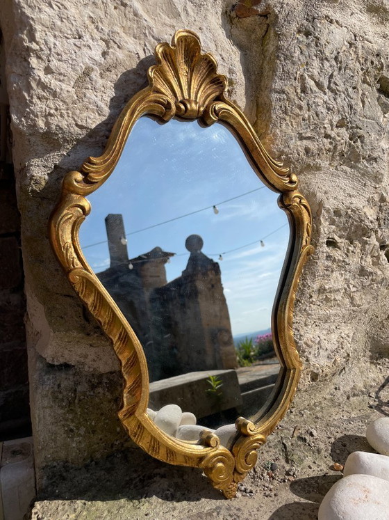 Image 1 of Miroir rocaille doré en bois – style Louis XV – esprit appartement parisien