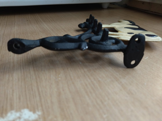 Image 1 of Paire d’équerres vintage en fonte à motif vaches – 