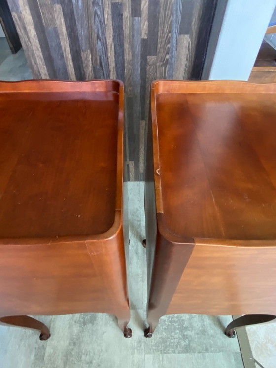 Image 1 of Zwei Nachttische im Stil Louis XV mit Schubladen und einer Nische