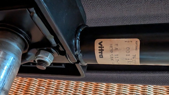 Image 1 of Chaise Vitra Eames en aluminium (modèle EA 117, ressorts à gaz défectueux).