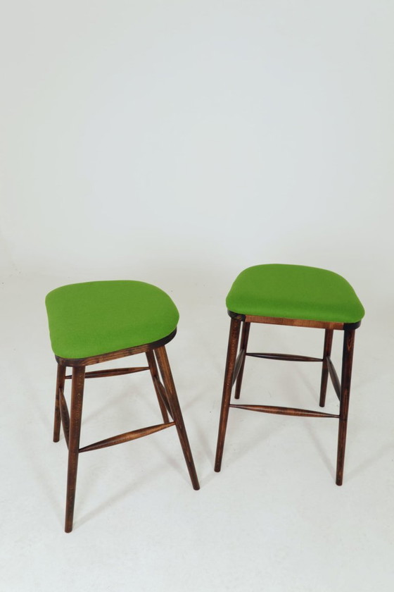 Image 1 of Set van twee beukenhouten krukjes uit het midden van de 20e eeuw | Groene wollen bekleding | Scandinavische stijl