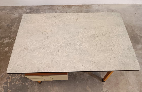 Image 1 of Scrivania vintage di piccole dimensioni, in legno e laminato.