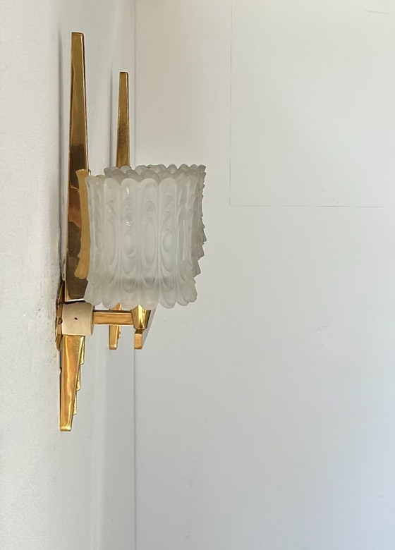 Image 1 of Paire d'appliques doubles laiton et verre moulé pressé sablé, Maison Arlus France 1950