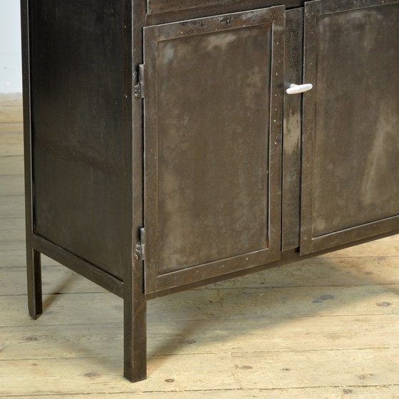 Image 1 of Medicijnkastje van gepolijst ijzer, jaren 1950