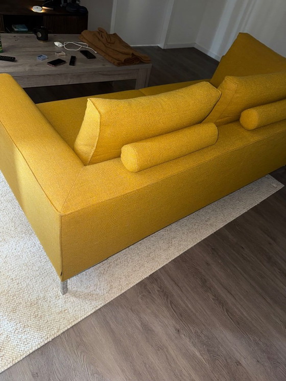Splendido divano Aikon a 3 posti, disponibile in pronta consegna – Giallo Girasole 🌻 – Design on Stock (photo 11 of 16)