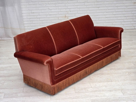 Image 1 of Sofá danés de 3 plazas, década de 1970, tapizado en terciopelo rosa salmón y madera de haya.