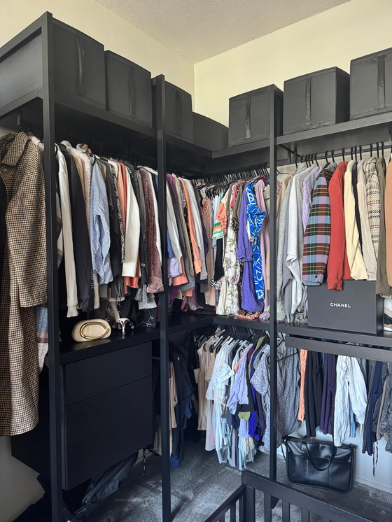 Image 1 of Porro begehbarer Kleiderschrank, schwarzer Ständer, Einlegeböden Melamin-Kohlefaser