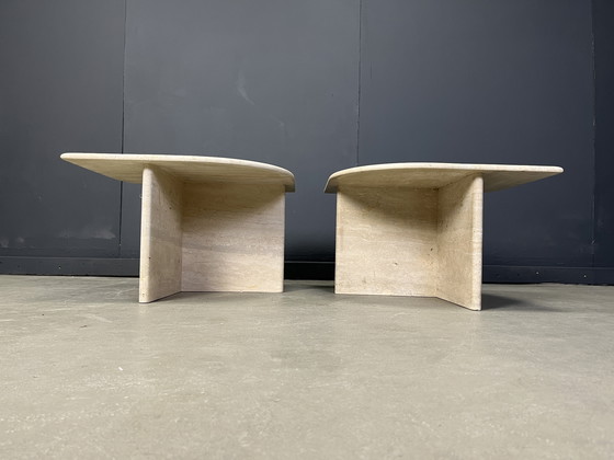 Image 1 of Paire de tables basses ou tables d'appoint en travertin, 1970