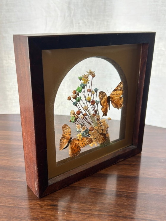 Image 1 of cornice a farfalla