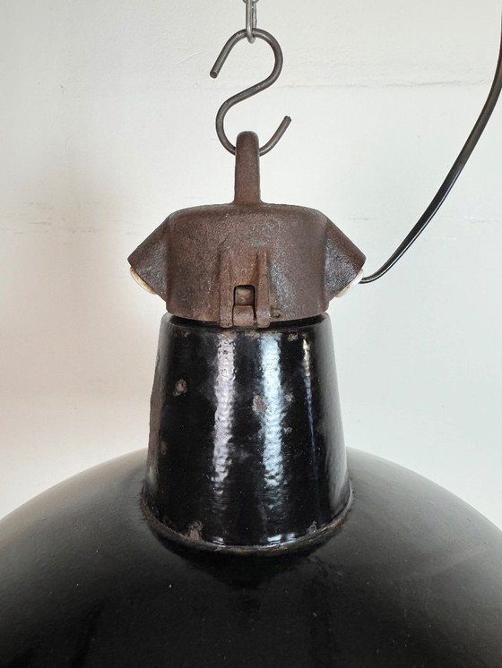 Image 1 of Industriële zwarte geëmailleerde fabriekslamp met gietijzeren bovenkant, jaren 50