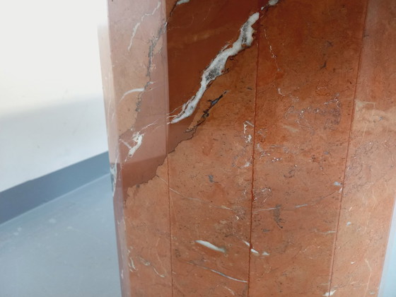 Image 1 of Vintage ovale eettafel van roze marmer uit de jaren 70/80.