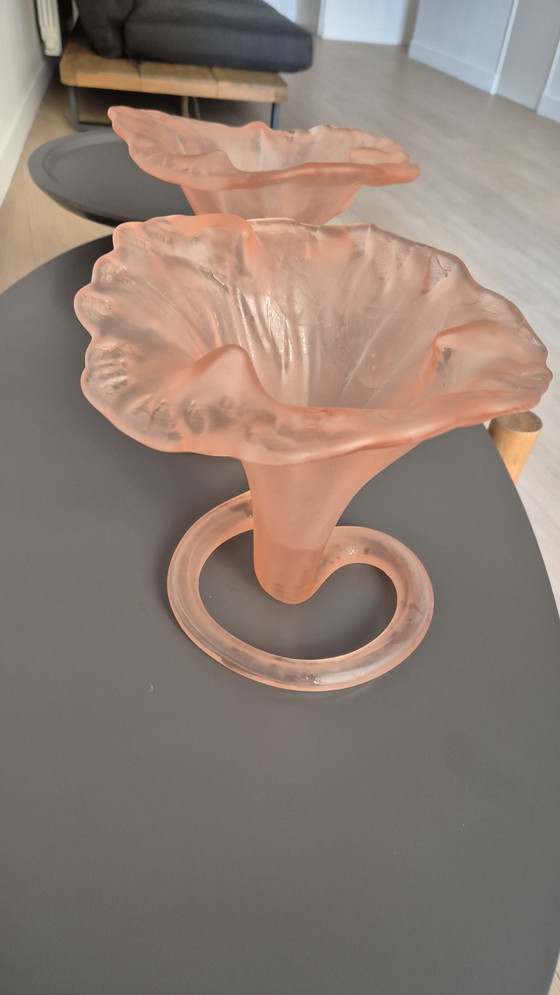 Image 1 of Een paar vintage Italiaanse vazen ​​van matroze glas, model "Lilly" — bloemkroon, trompetvormig — jaren 1930-1950