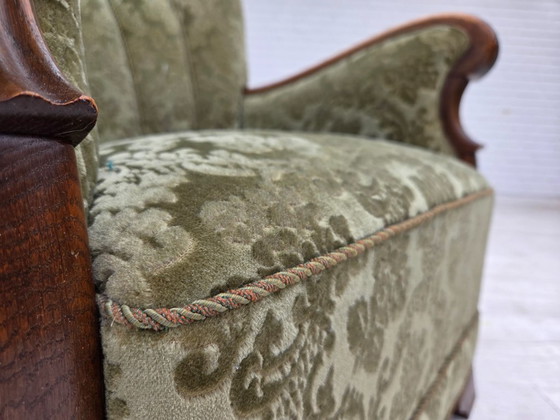 Image 1 of 1960er Jahre, Dänischer Sessel, grüner Möbelvelours, massives Eichenholz.