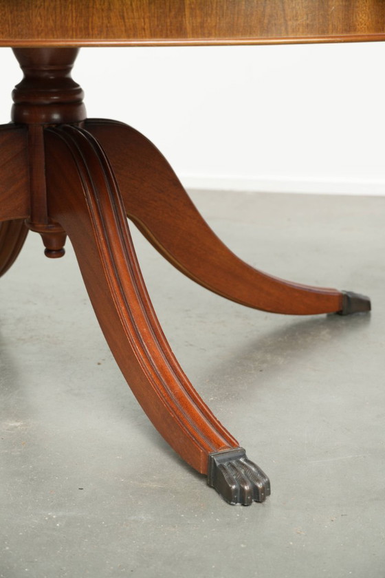 Eleganter ovaler Couchtisch mit roter Lederplatte im englischen Stil mit schönen Details aus dem 20. (photo 10 of 10)
