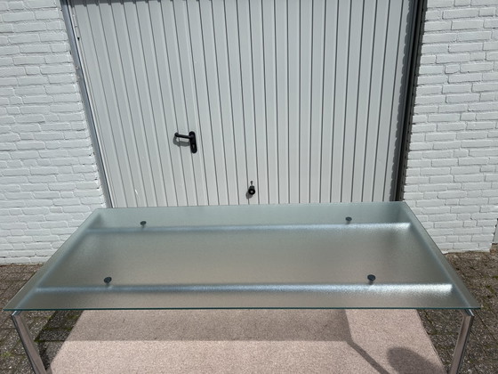 Image 1 of Ensemble de salle à manger Hülsta D2 – table à manger en verre avec 4 chaises en cuir noir à piètement luge