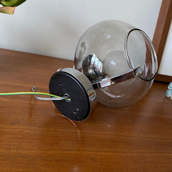 Image 1 of Applique in metallo cromato e globo in vetro grigio fumé