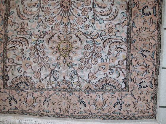 Image 1 of Handgemaakt vintage zijden Indo-Tabriz tapijt 3.2' x 5.3' (100cm x 162cm) jaren 1950 - 1C469