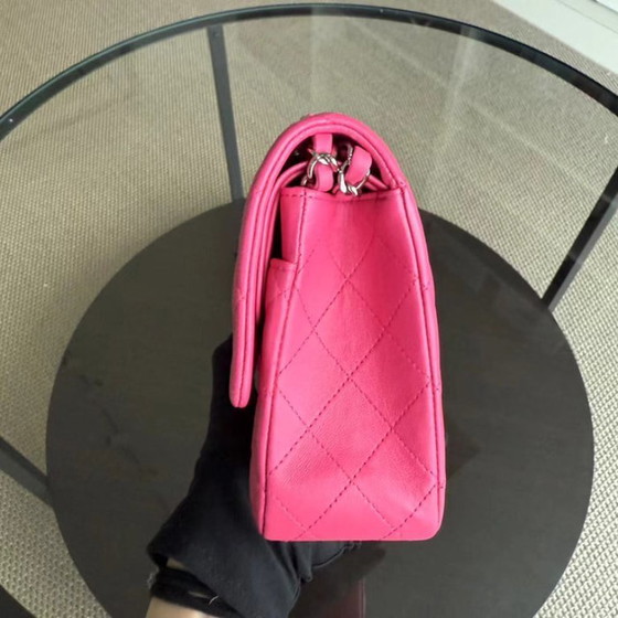 Image 1 of Sac Chanel Classic Flap moyen - Agneau matelassé rose fuchsia, finitions argentées, Série 19