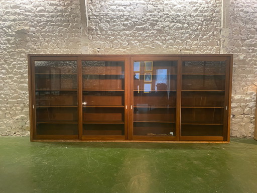 Großer verglaster Bücherschrank