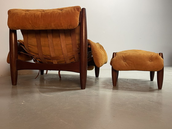 Image 1 of Sillón y reposapiés de mediados de siglo en color coñac, Sergio Rodríguez, años 70.