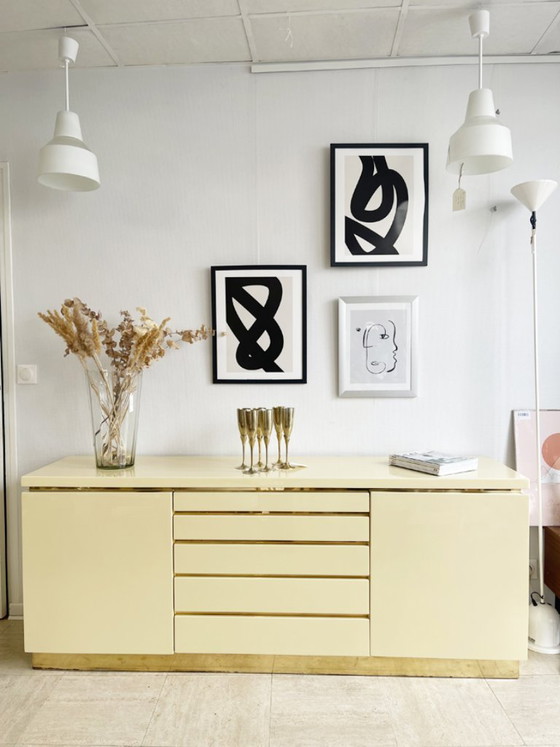 Aparador de Jean-Claude Mahey en laca beige y latón – circa 1970 – Aparadores, Wood (photo 2 of 14)