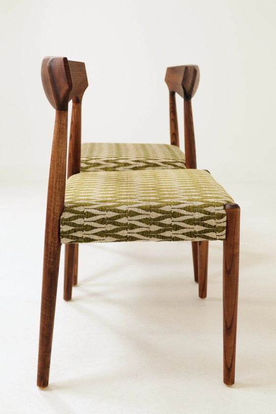 Image 1 of Set van 2 eetkamerstoelen van massief essenhout met groene jacquardstof.
