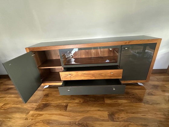 Image 1 of Hülsta Xelo Crédence en bois de noyer et verre gris