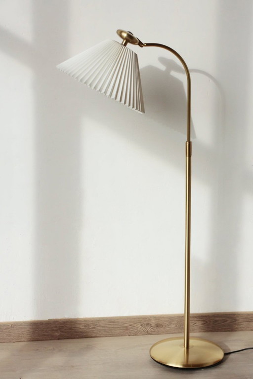 Le Klint 340 Floor Lamp in Brass – Design Philip Bro Ludvigsen