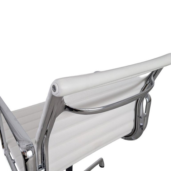 Image 1 of Sedia originale Vitra Charles & Ray Eames EA 108, in pelle, bianco/crema