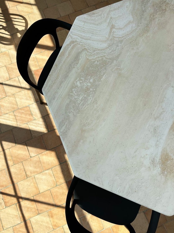 Image 1 of Travertin Esstisch achteckig grob behandelt mit Fleckenstopfen