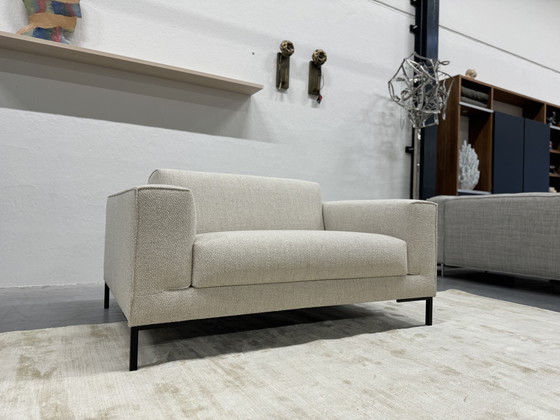 Image 1 of Divano a due posti Aikon in tessuto Kaya Ibis, disponibile in magazzino