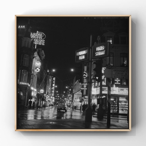 Ámsterdam de noche: Reguliersbreestraat vista desde Muntplein, 1961