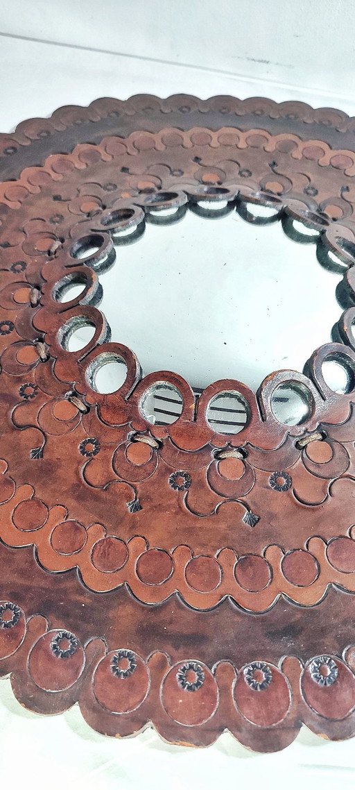 Miroir circulaire convexe en cuir. Espagne, années 1970.