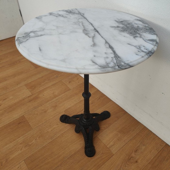 Image 1 of Tavolo da bistrot con piano in marmo e gambe in ghisa, tavolo da giardino