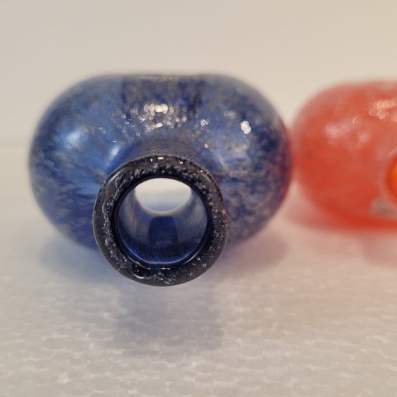 Image 1 of Paar blau-orangefarbene Blasenglasgefäße, Arabien, 2000er Jahre - Finnland