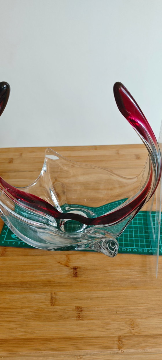 Image 1 of Coupe sculpturale vintage en cristal — « verre balancé » — cristal clair avec accent rouge/bordeaux