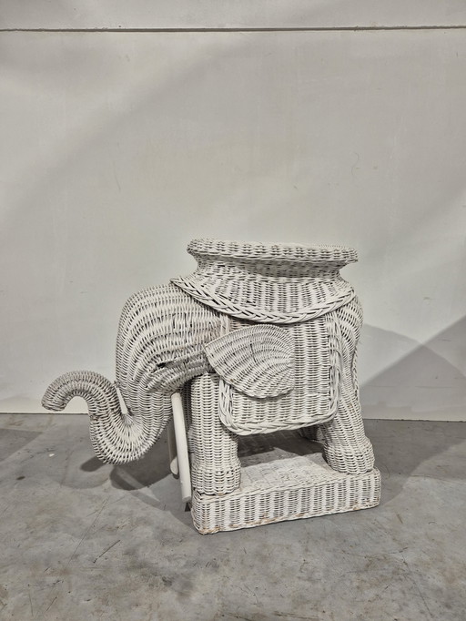 Vintage rieten bijzettafel in de vorm van een olifant uit de jaren 70.