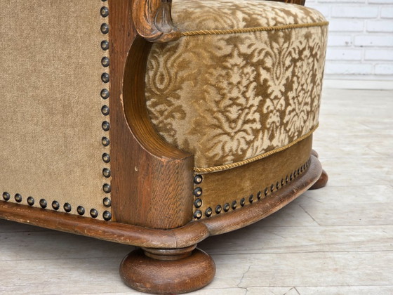 Image 1 of Deense relaxfauteuil uit de jaren 50, bekleed met velours en gesneden eikenhout.