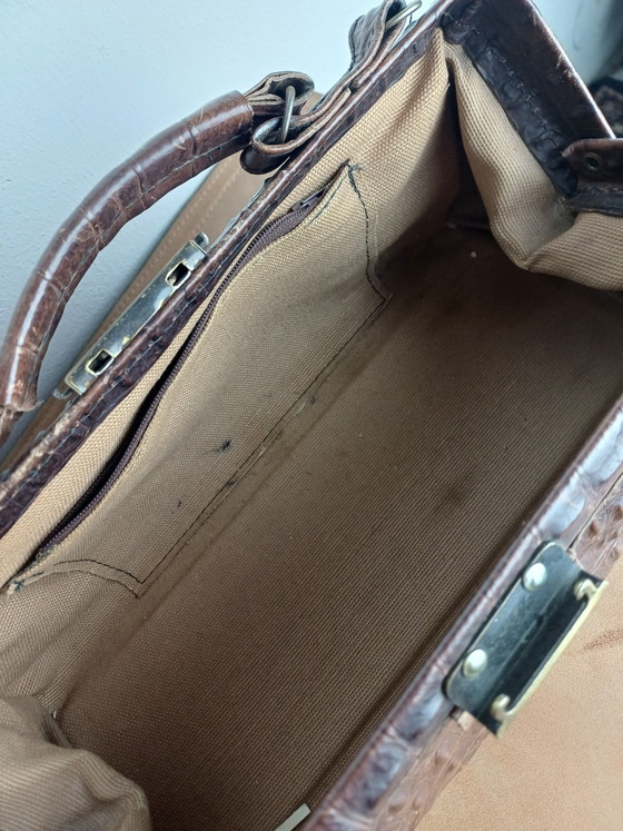 Borsa da Dottore Pelle Stampa Coccodrillo Marrone – Fred de la Bretoniere, Borse a mano, Leather, Metal (photo 9 of 11)