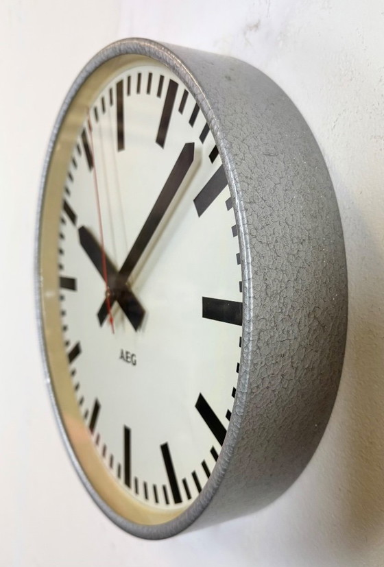 Image 1 of Grijze Duitse industriële elektrische stationswandklok van AEG, jaren 60