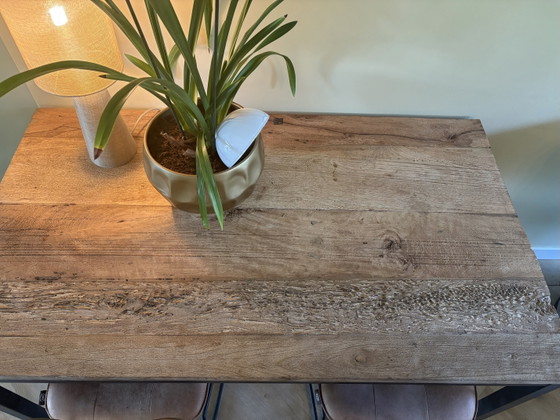 Image 1 of Mesa robusta con base negra de 91x140x80 cm.