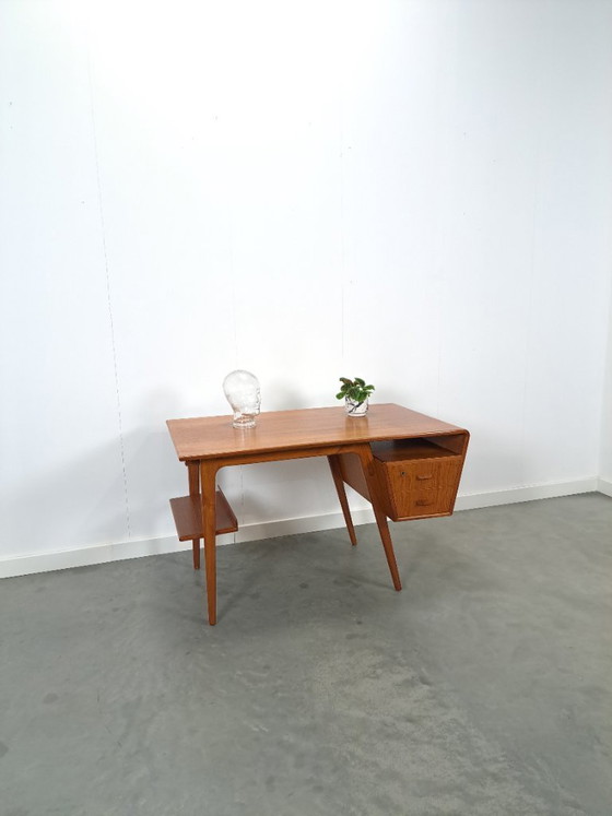 Image 1 of Teak vrijstaand partner bureau met schuine vormen, lades en extra uitschuifbaar werkblad