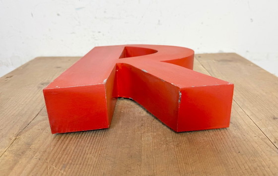 Image 1 of Lettera R in ferro rosso vintage, anni '70