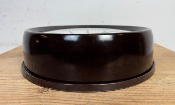 Image 1 of Industriële bakelieten fabriekswandklok van Pragotron, jaren 60